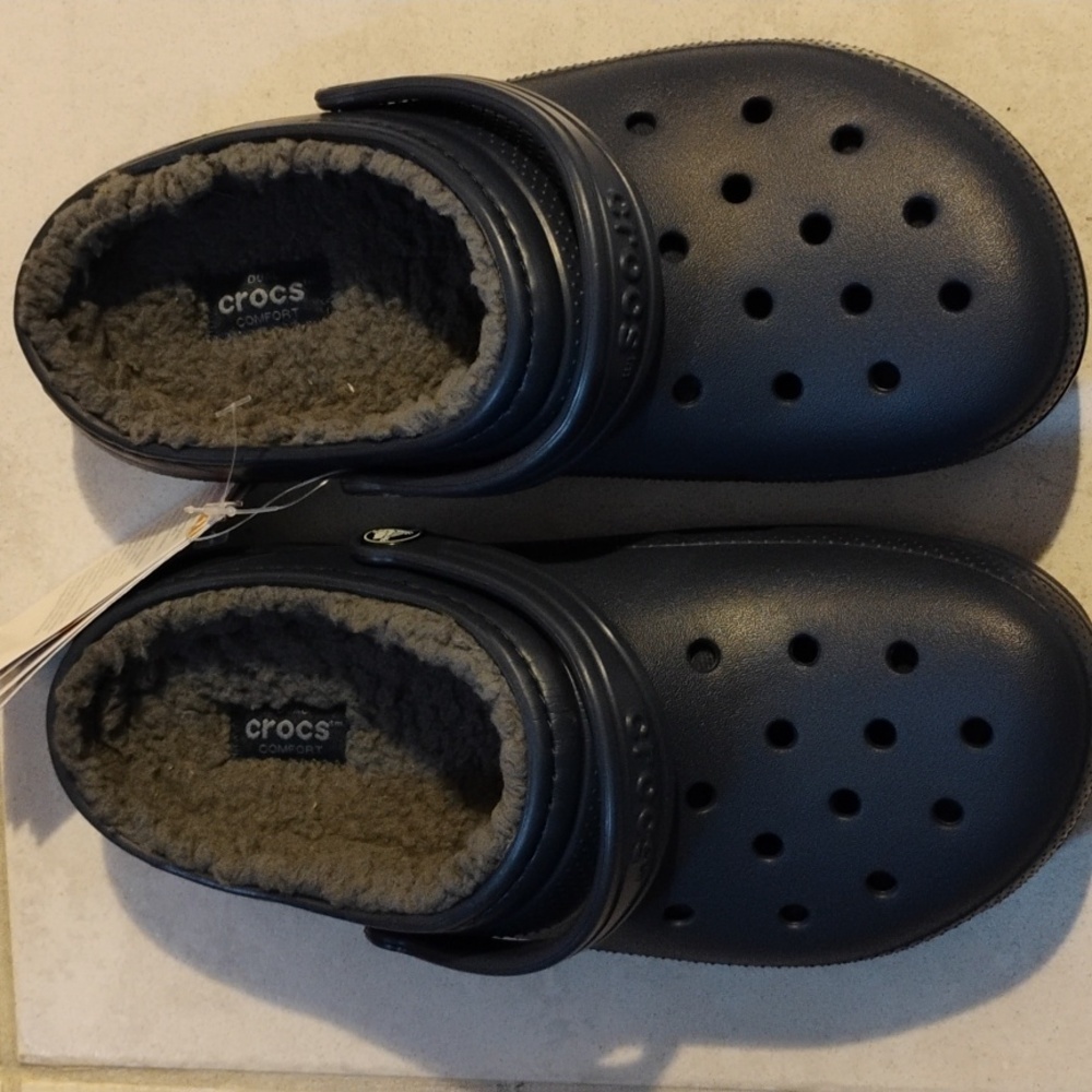Navy Crocs insulated with gray sherpa j5
